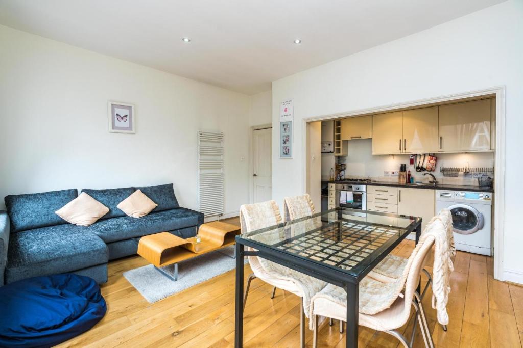 Sleek 2BD Flat Super Central to London Town!