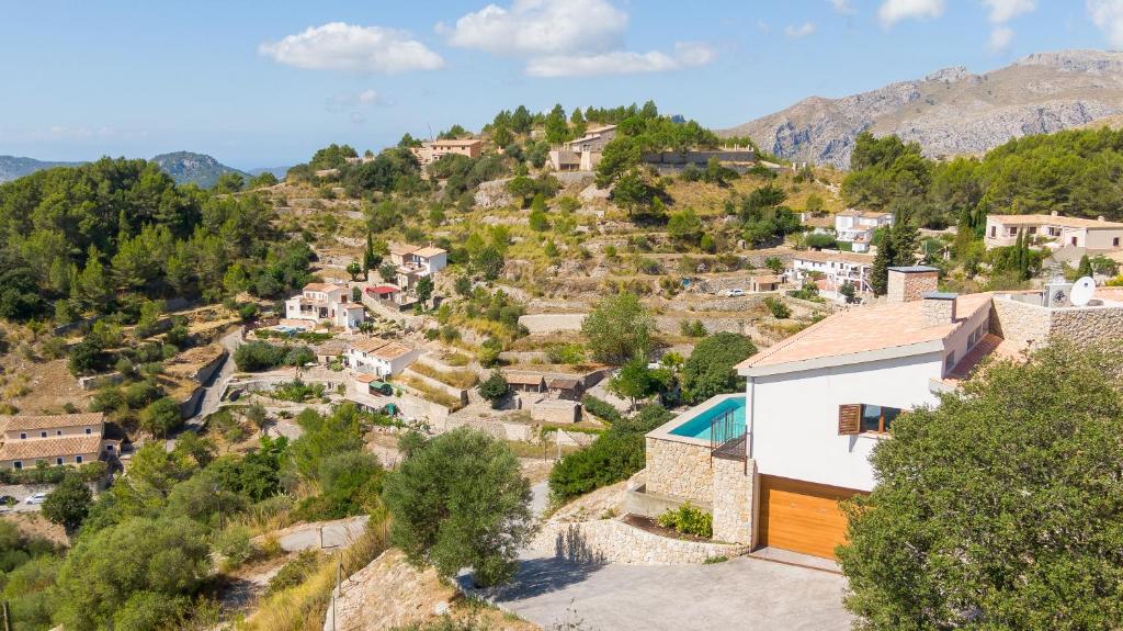 A general mountain view or a mountain view taken from A villát