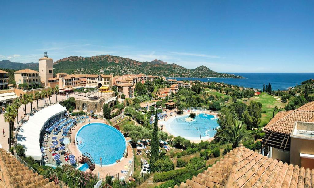 een luchtzicht op een resort met 2 zwembaden bij Studio Cap Esterel in Agay - Saint Raphael