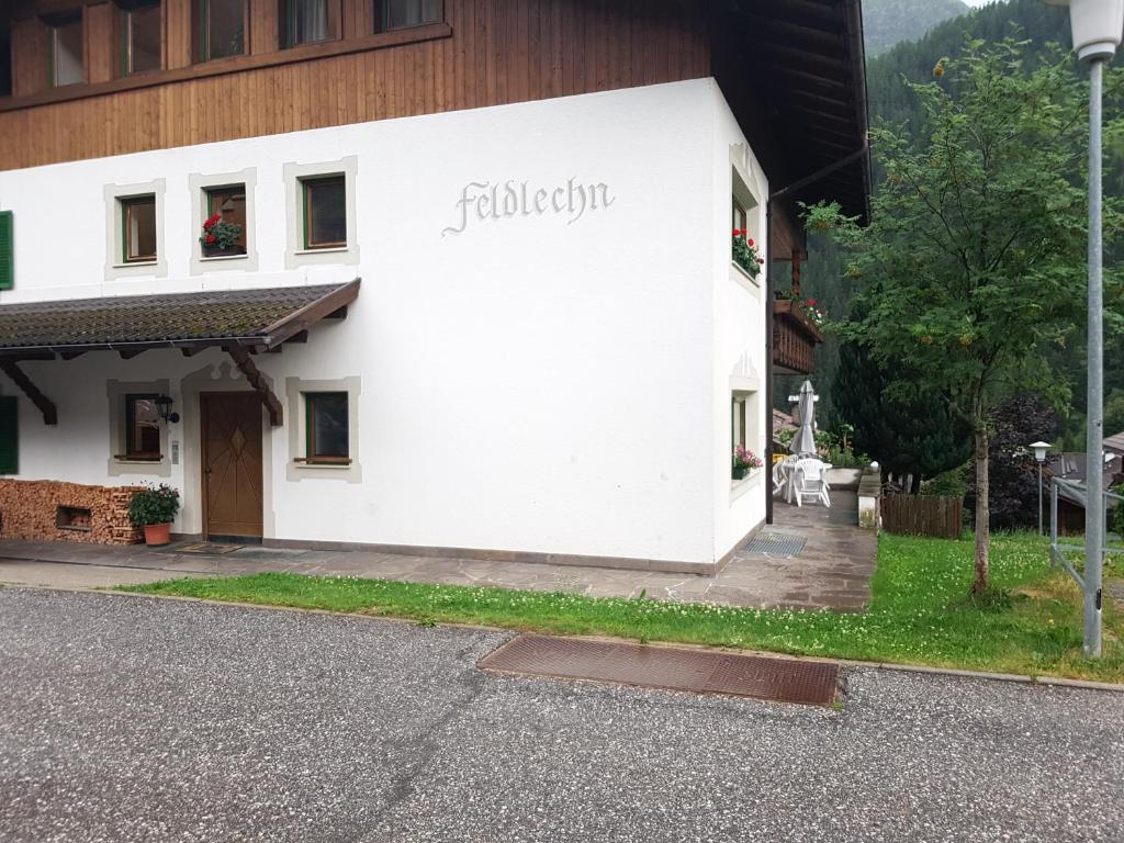 un edificio blanco con la palabra religión en él en Feldlechn, en Lappago