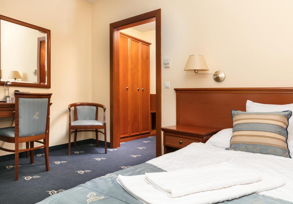 Postel nebo postele na pokoji v ubytování Hotel Kálvária Superior