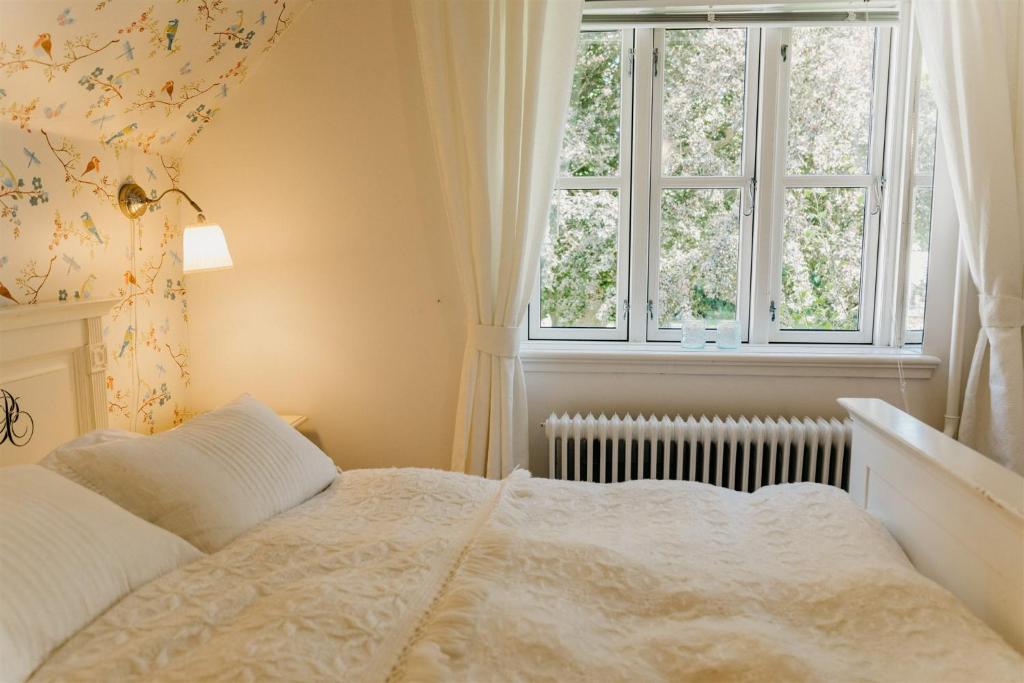 Postel nebo postele na pokoji v ubytování Jungshoved Præstegård B&B