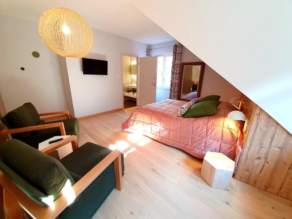 1 dormitorio con 1 cama y sala de estar en Mes Amours en Ribeauvillé