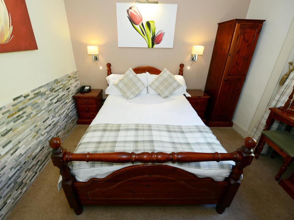 Una cama o camas en una habitación de Ardlui Hotel