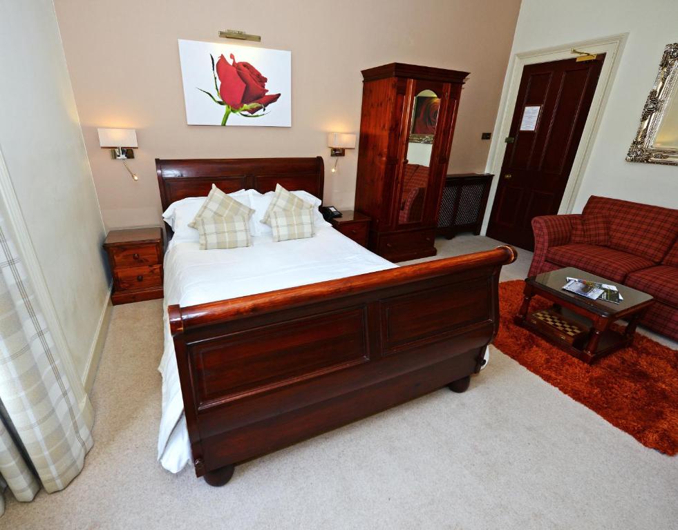 Una cama o camas en una habitación de Ardlui Hotel