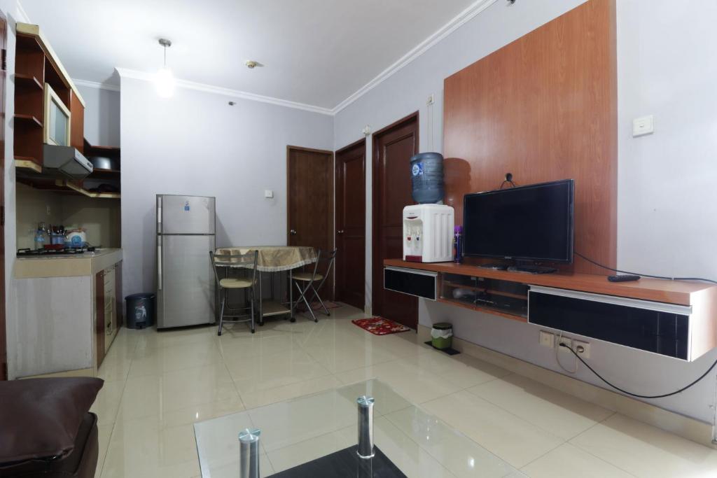 Rent House Center at Apartement Mediterania Gajah Mada - Apartamento De Dos Dormitorios