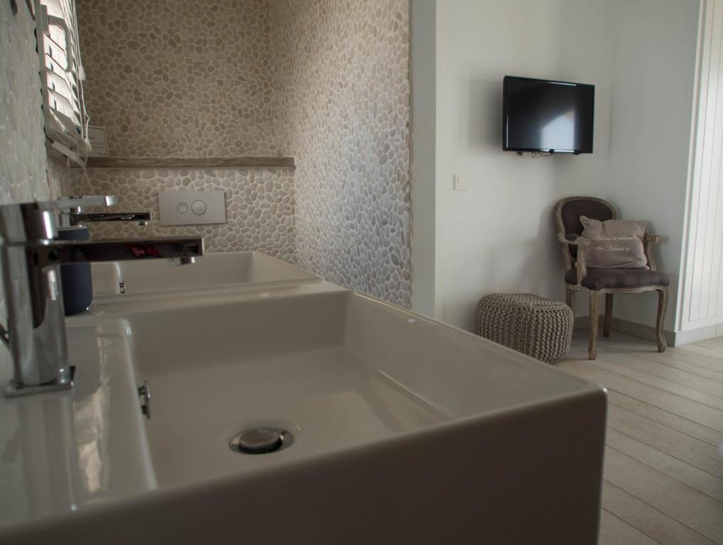 TV a/nebo společenská místnost v ubytování Frontline villa, five star deluxe