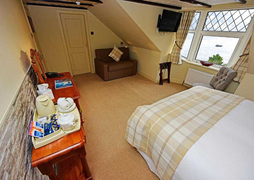 Una cama o camas en una habitación de Ardlui Hotel