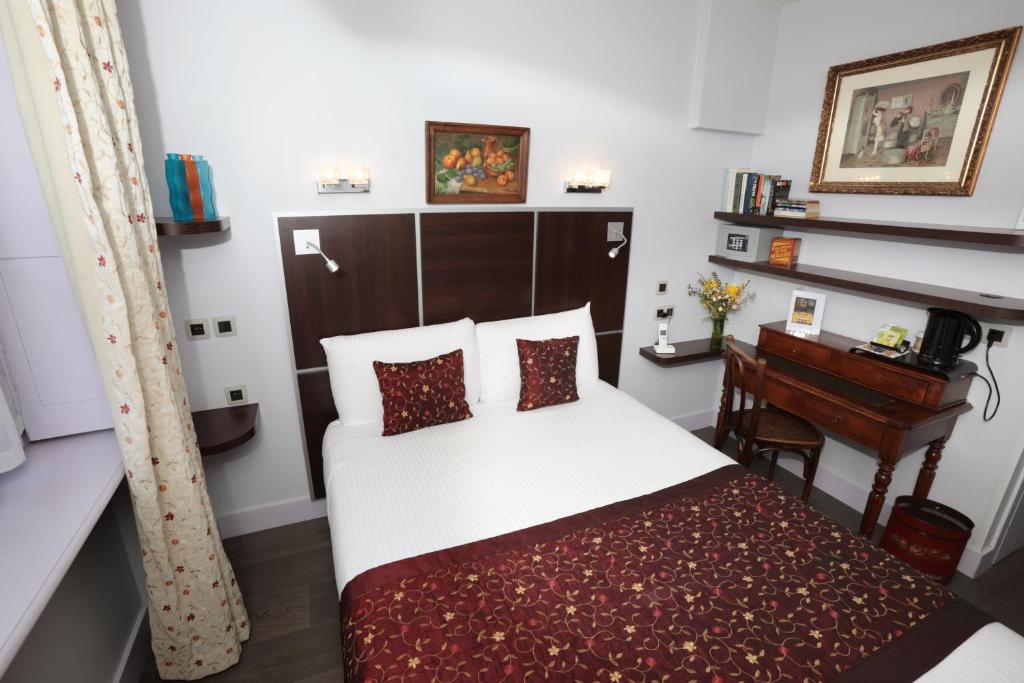Postel nebo postele na pokoji v ubytování Hotel des Celestins