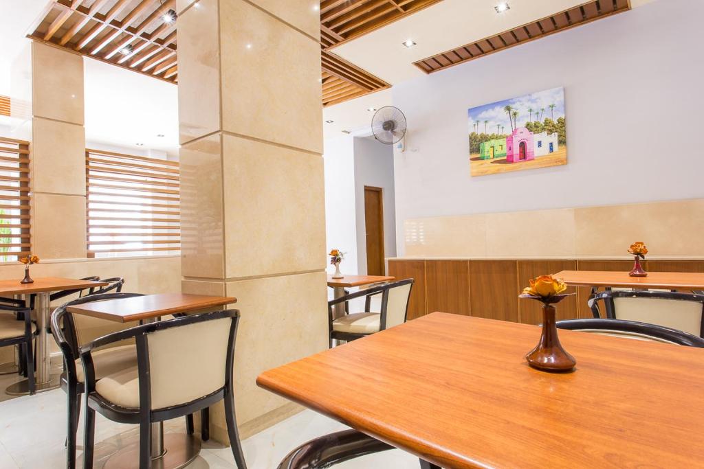 Hapi Hotel餐廳或用餐的地方