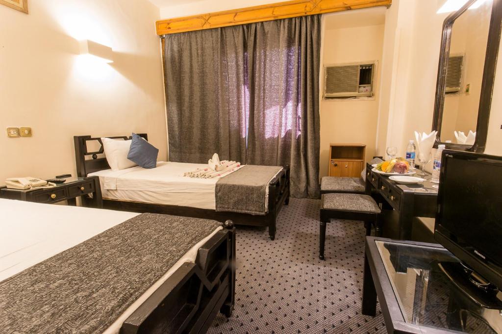 Postel nebo postele na pokoji v ubytování Cleopatra Hotel
