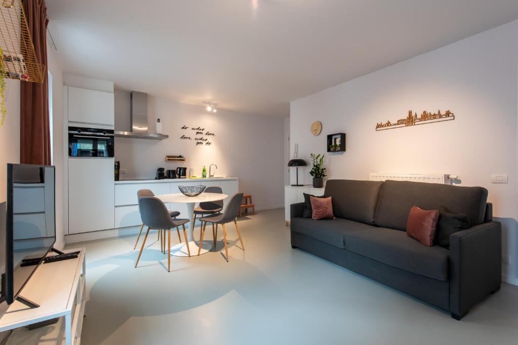 ein Wohnzimmer mit einem Sofa und einem Tisch in der Unterkunft Salt & Pepper Ghent in Gent