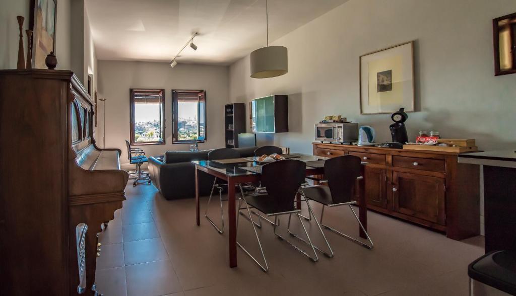 cocina y sala de estar con mesa y sillas en Casa Rural en Cigarral de Villamarta Toledo con piscina y WIFI, en Toledo