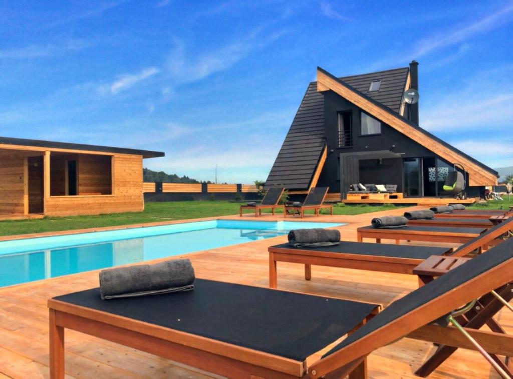 uma villa com uma piscina e uma casa em Zoe Luxury House em Gomirje