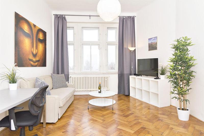 uma sala de estar com um sofá branco e uma televisão em Apartments with 2 Bathrooms- 5 minutes from Old Town - 102 m2 em Praga