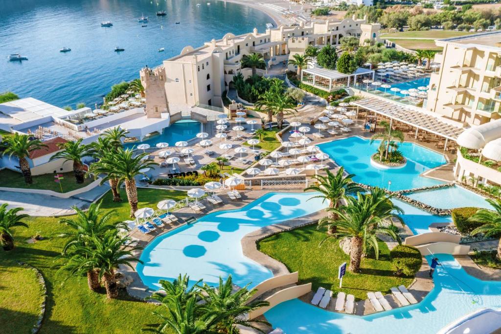 una vista aérea de un complejo con piscinas y sombrillas en Lindos Royal Resort, en Lindos