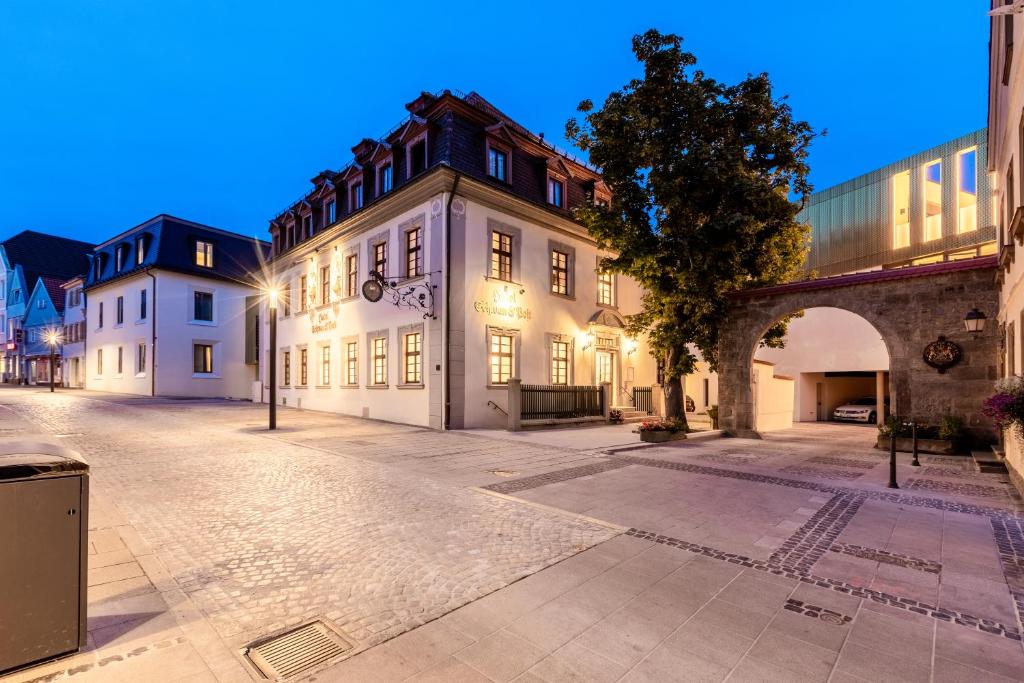 pusta ulica w mieście w nocy w obiekcie Schwan und Post Business Quarters w mieście Bad Neustadt an der Saale