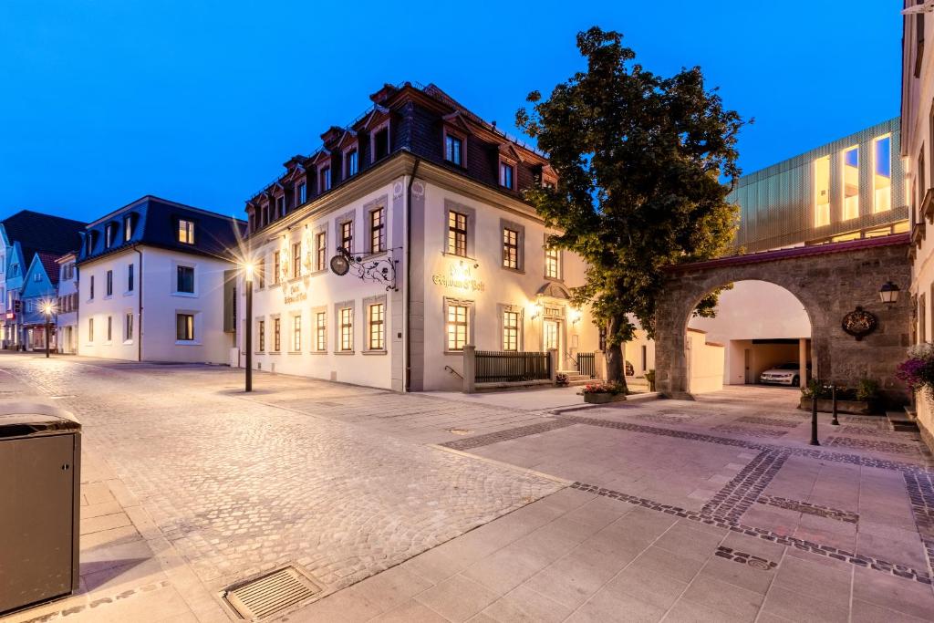 an empty street in a city at night at Schwan und Post Business Quarters in Bad Neustadt an der Saale