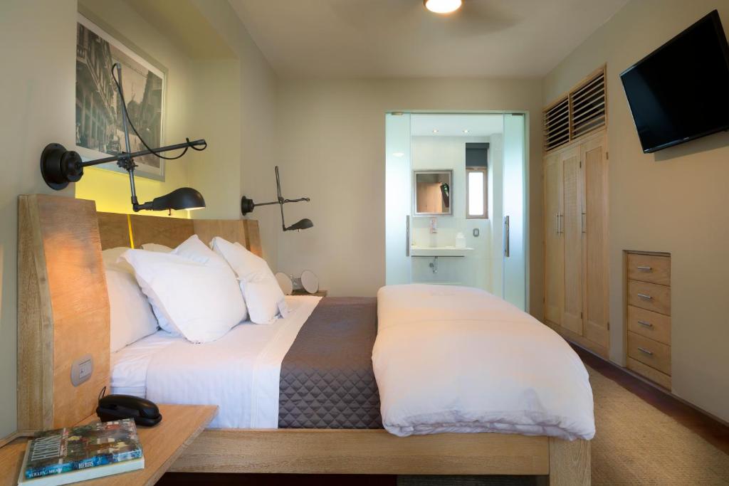 Postel nebo postele na pokoji v ubytování Billini Hotel, Historic Luxury