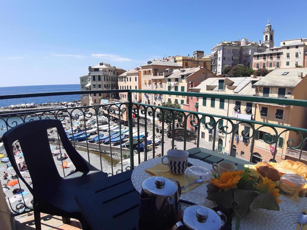 - une table sur un balcon avec vue sur la ville dans l'établissement La Torre by Holiday World, à Bogliasco