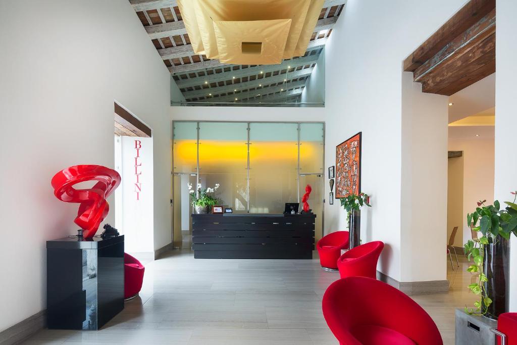 eine Lobby mit roten Stühlen in einem Gebäude in der Unterkunft Billini Hotel, Historic Luxury in Santo Domingo