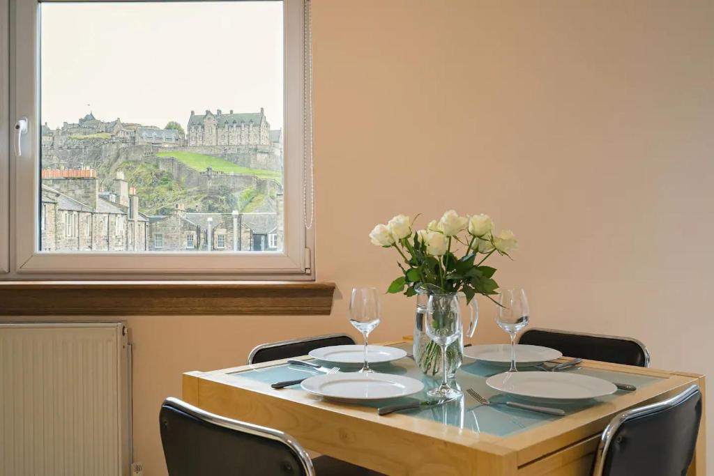 2 Bedroom Central Apartment with Stunning Castle View