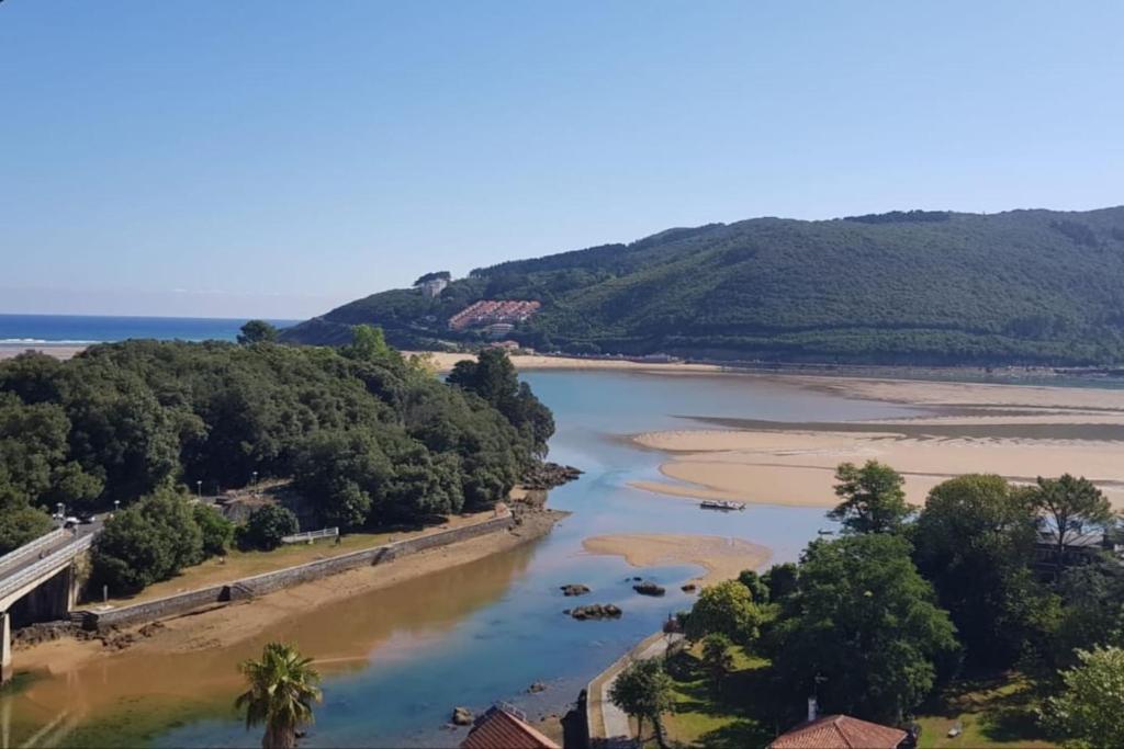 Un río con un grupo de barcos en él en El Mirador de Urdaibai, en Busturia