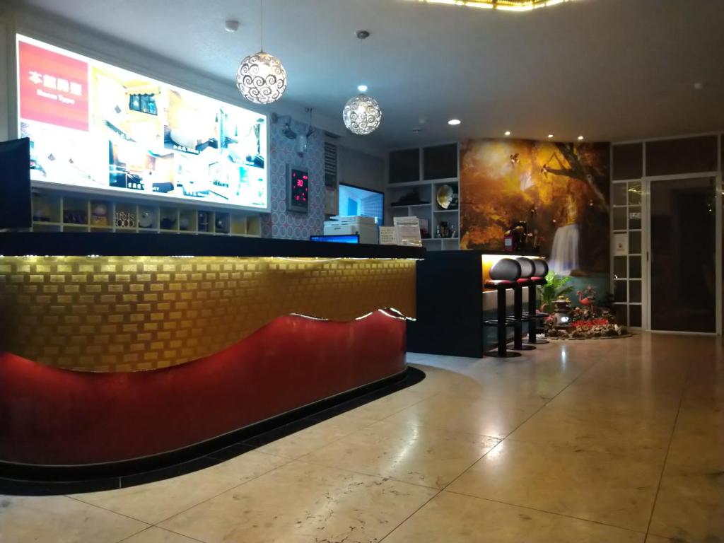 un bar dans un restaurant avec un comptoir rouge et jaune dans l'établissement Boston Hotel, à Chiayi