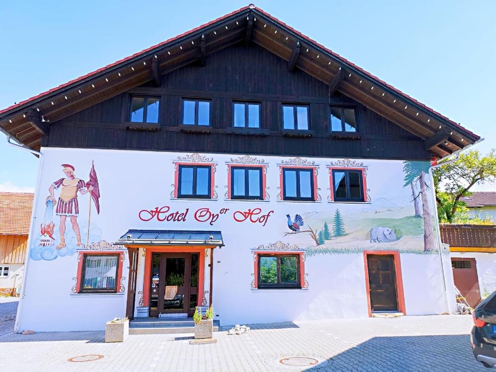 een gebouw met een schilderij aan de zijkant bij Hotel Oyer Hof - selbst Service in Oy-Mittelberg