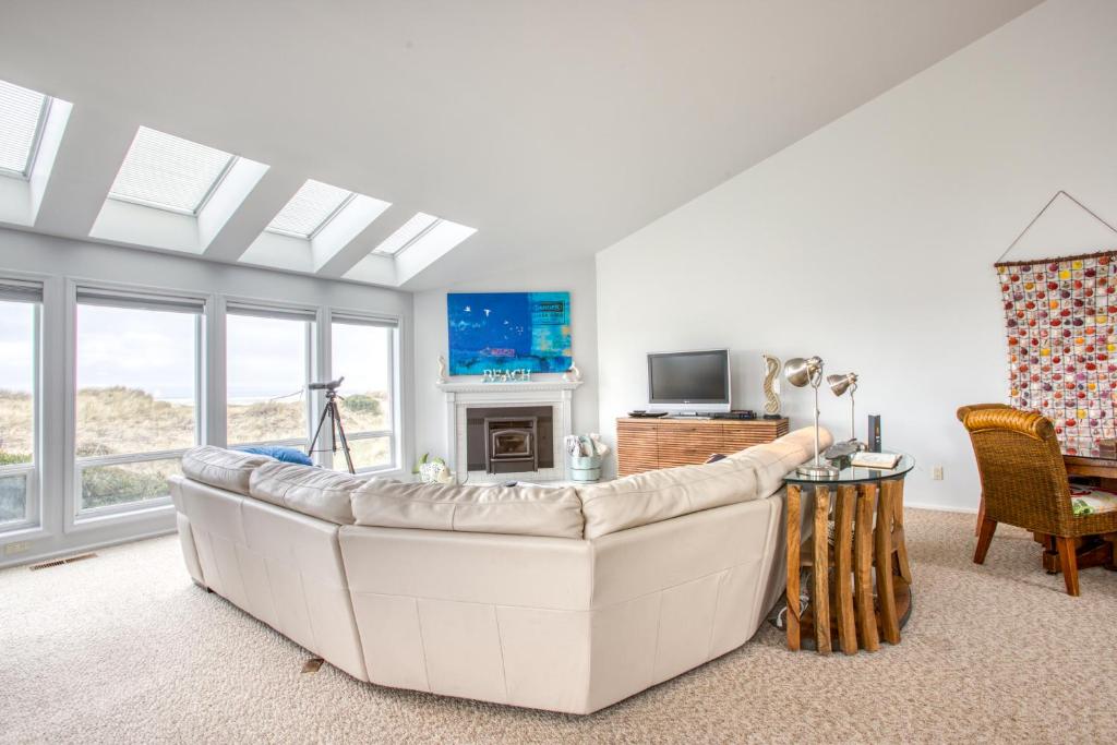 ein Wohnzimmer mit einer weißen Couch und einem Kamin in der Unterkunft 3 Bed 3 Bath Vacation home in Bayshore Beach Club in Waldport