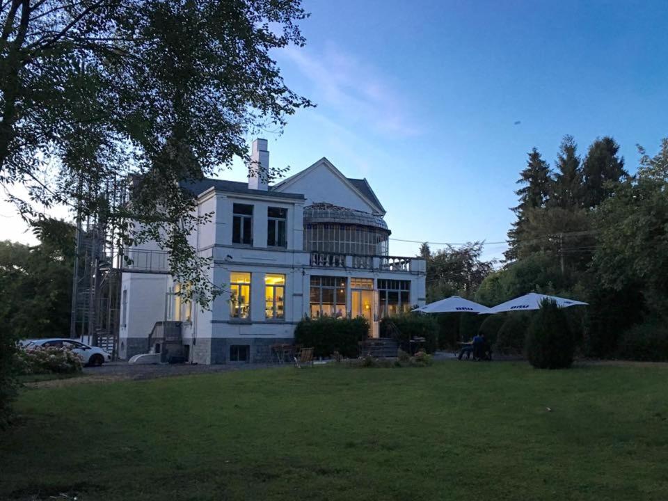 een groot wit huis met lichten aan bij Villa Adélaïde in Chimay
