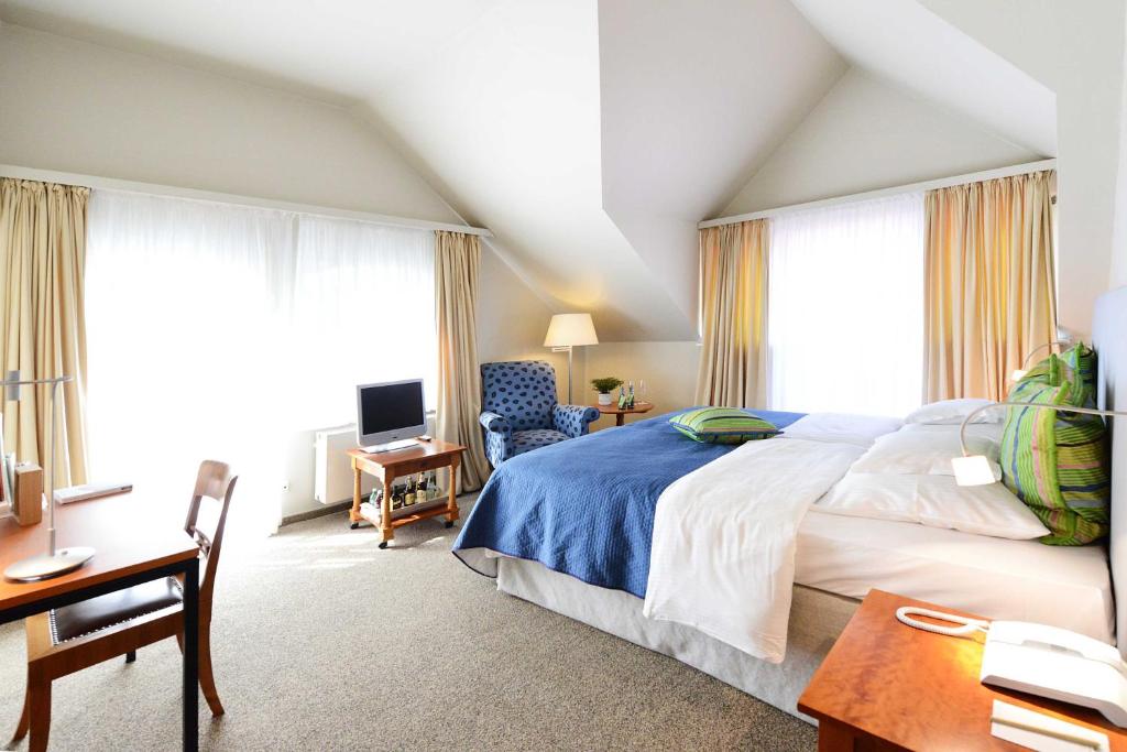 Postel nebo postele na pokoji v ubytování Romantik Hotel Jagdhaus Waldfrieden
