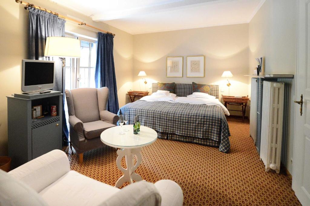 Postel nebo postele na pokoji v ubytování Romantik Hotel Jagdhaus Waldfrieden