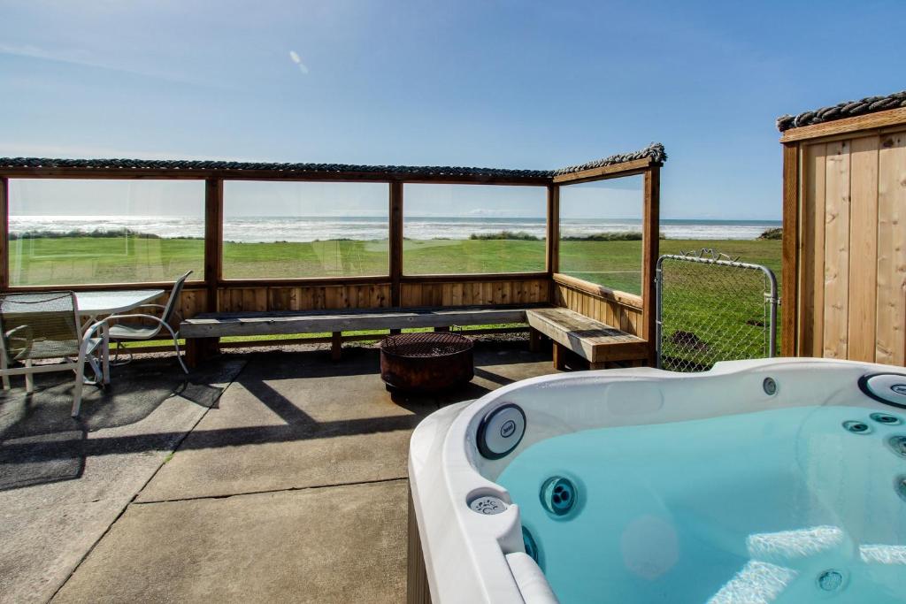 - un bain à remous sur une terrasse avec vue sur l'océan dans l'établissement Sparkling Sands Oceanfront, à San Marine