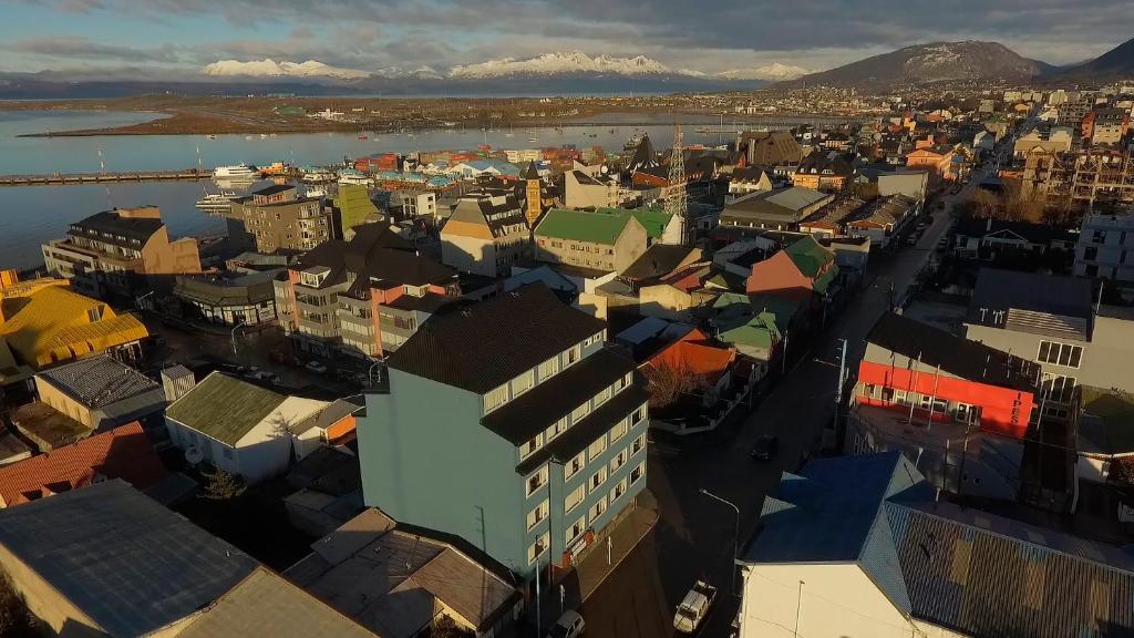una vista aérea de una ciudad con un cuerpo de agua en Hotel Tierra del Fuego en Ushuaia
