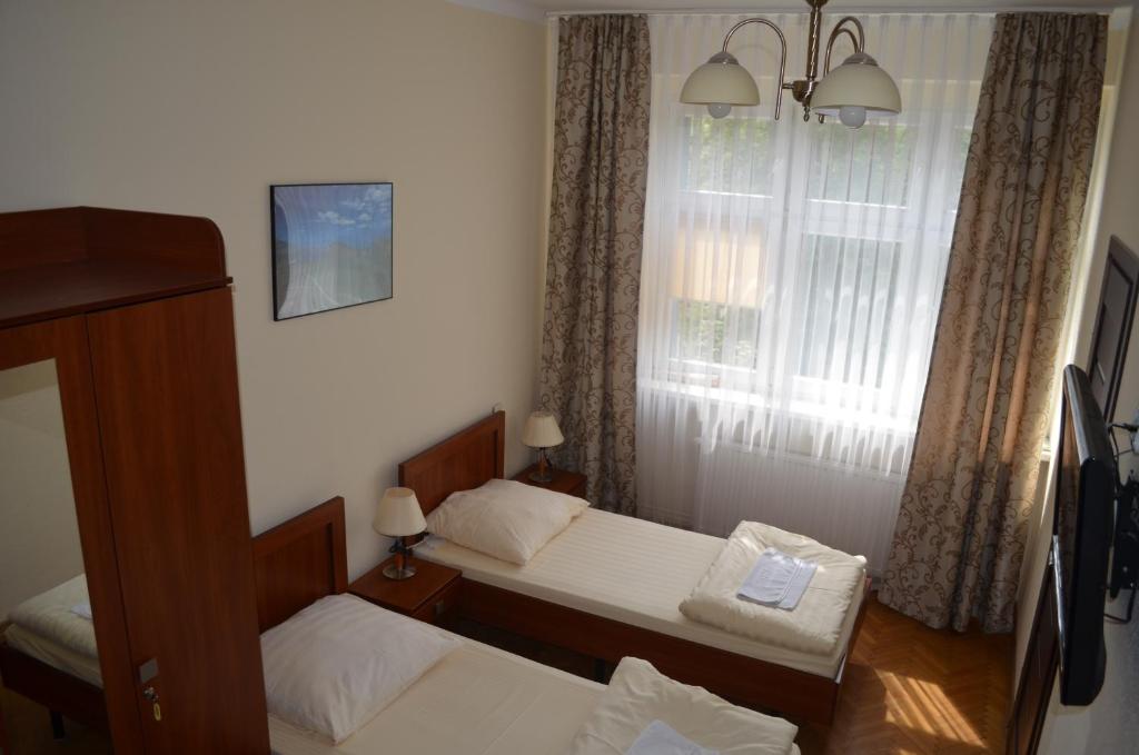 Postel nebo postele na pokoji v ubytování Hostel Gwarek