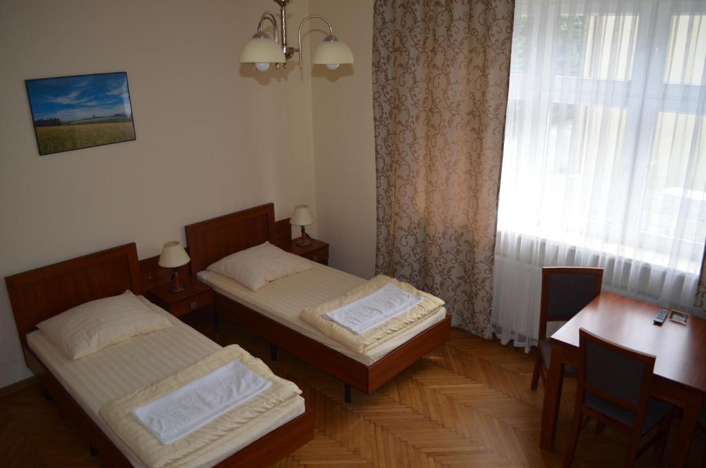 Postel nebo postele na pokoji v ubytování Hostel Gwarek