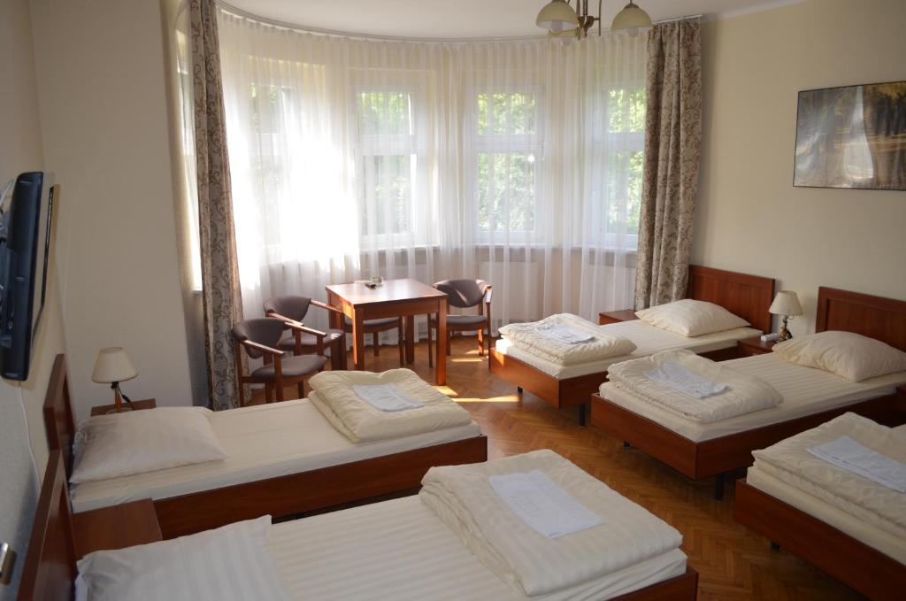 Postel nebo postele na pokoji v ubytování Hostel Gwarek