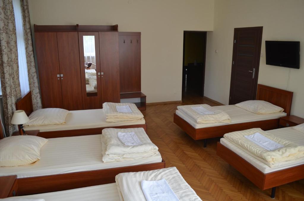 Postel nebo postele na pokoji v ubytování Hostel Gwarek