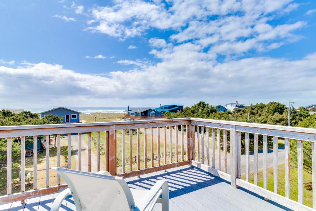 una terraza con 2 sillas y vistas al océano en Beach Escape, en Rockaway Beach
