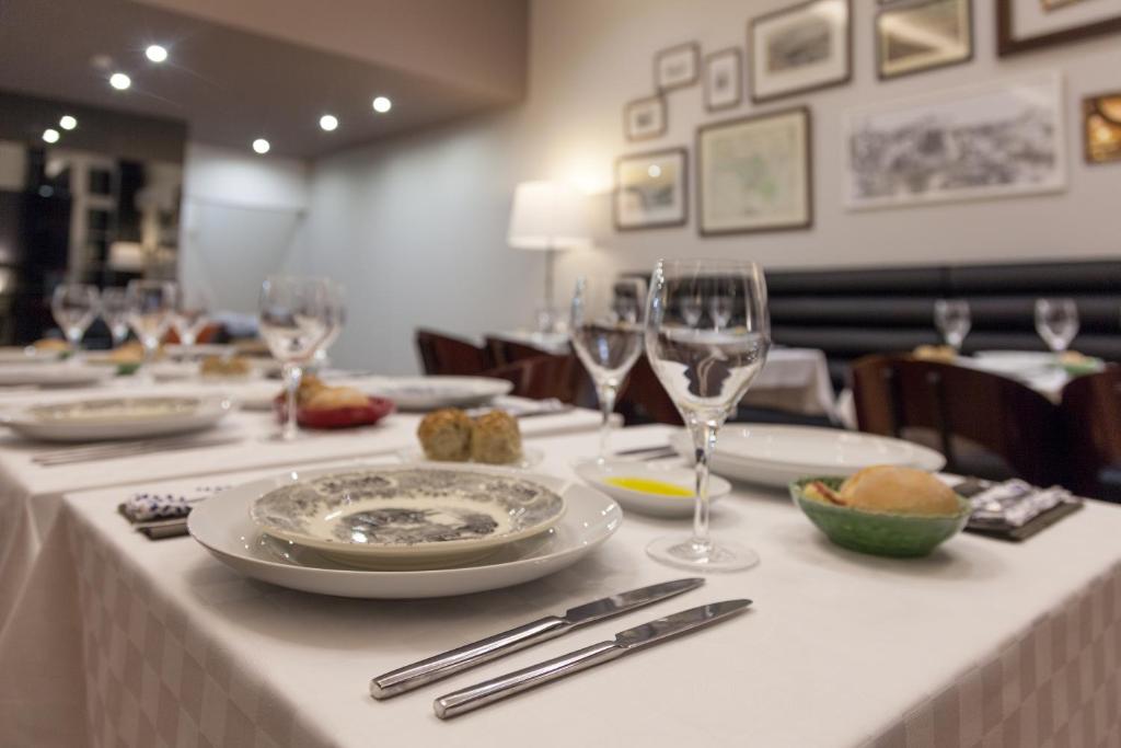 B The Guest Downtown - Resim 13