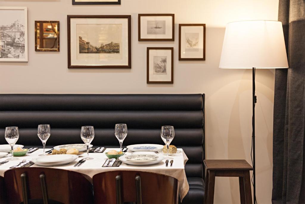 B The Guest Downtown - Resim 27