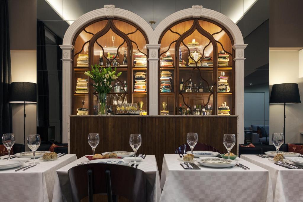 B The Guest Downtown - Resim 4