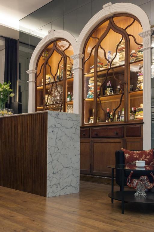 B The Guest Downtown - Resim 12