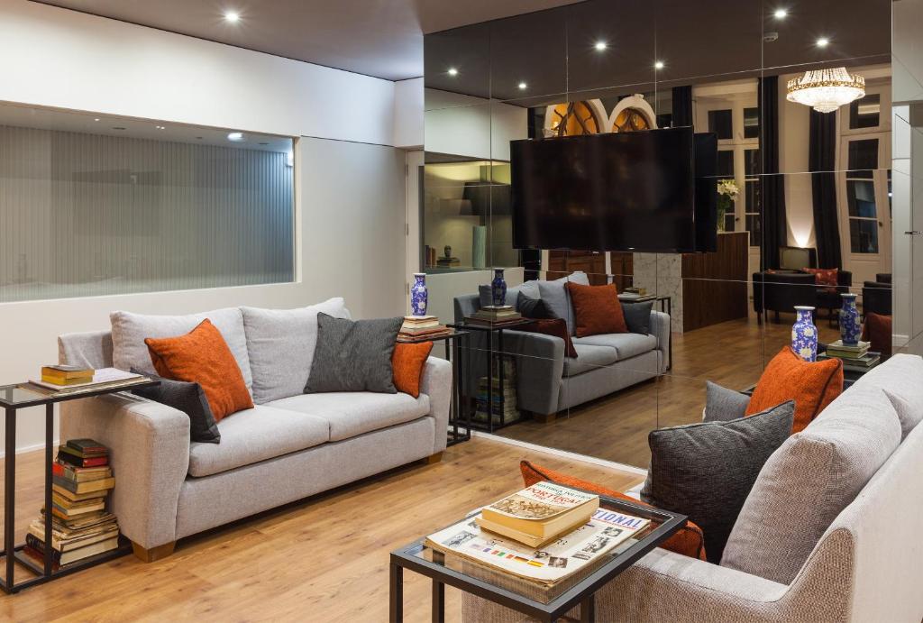 B The Guest Downtown - Resim 28