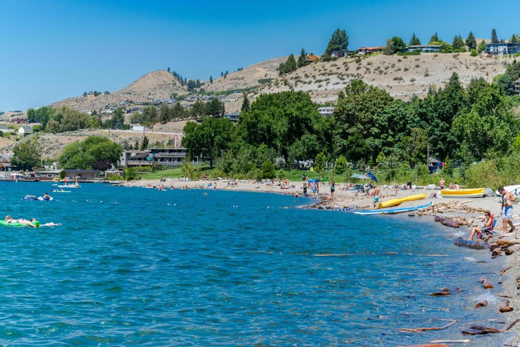 eine Gruppe von Menschen am Strand im Wasser in der Unterkunft Cabana #1 in Chelan