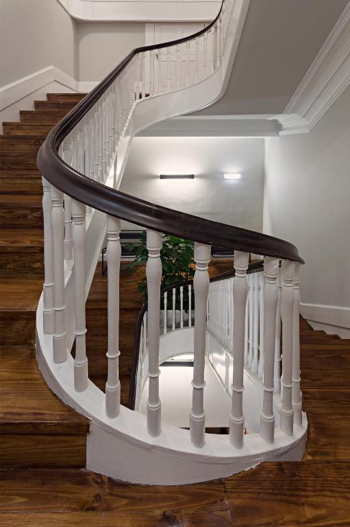 B The Guest Downtown - Resim 37