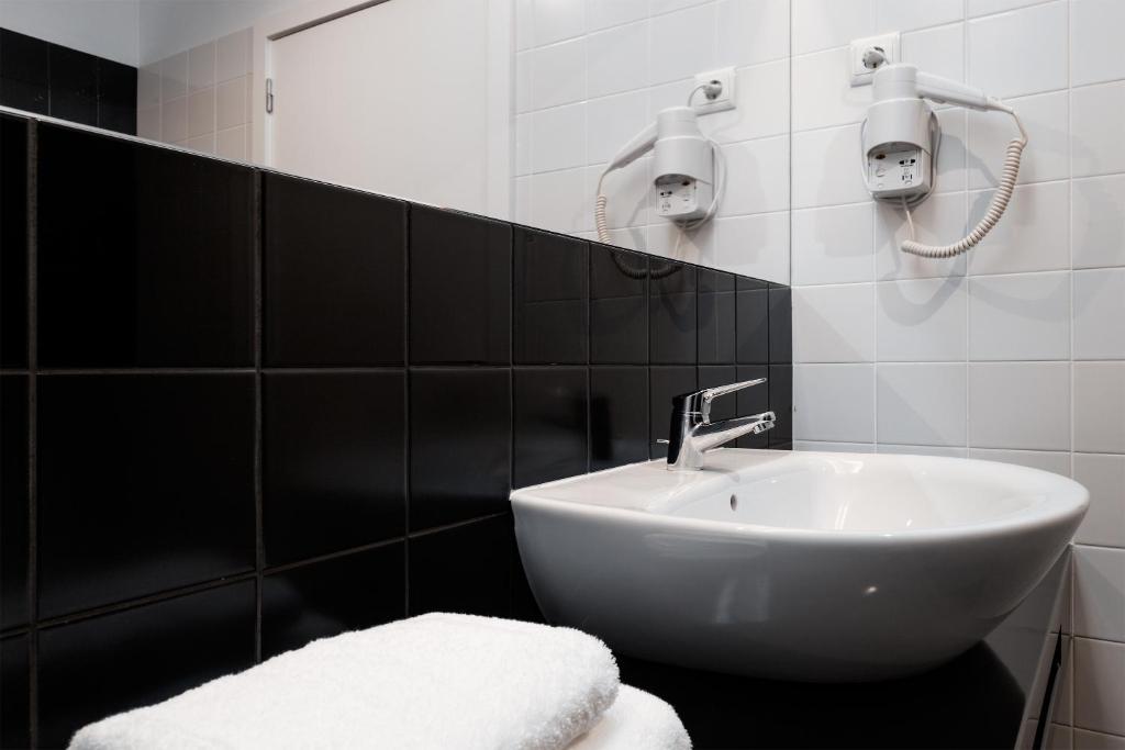 B The Guest Downtown - Resim 8