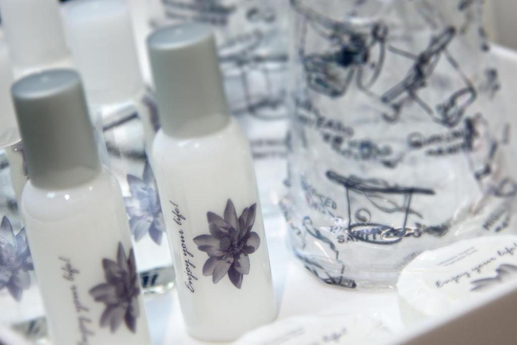 B The Guest Downtown - Resim 15