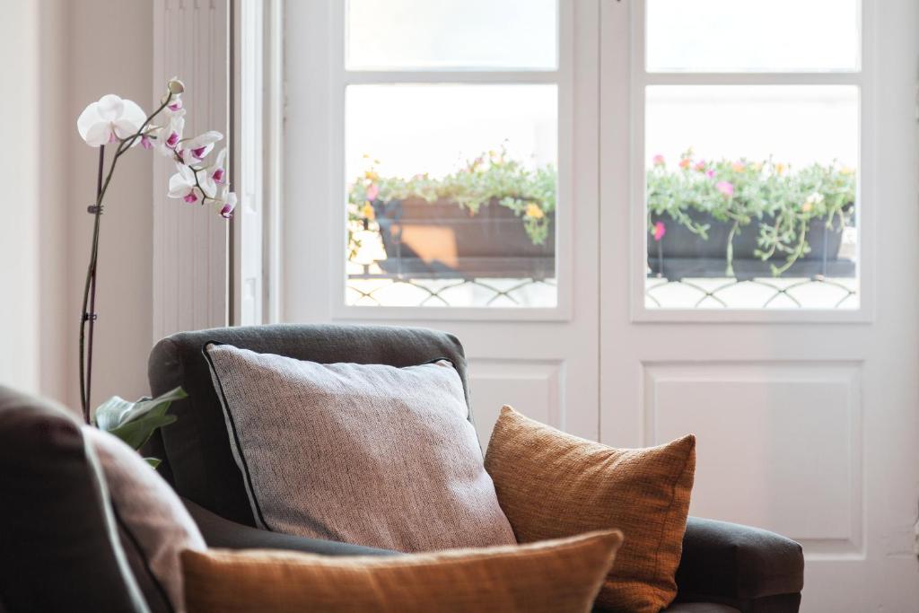 B The Guest Downtown - Resim 20